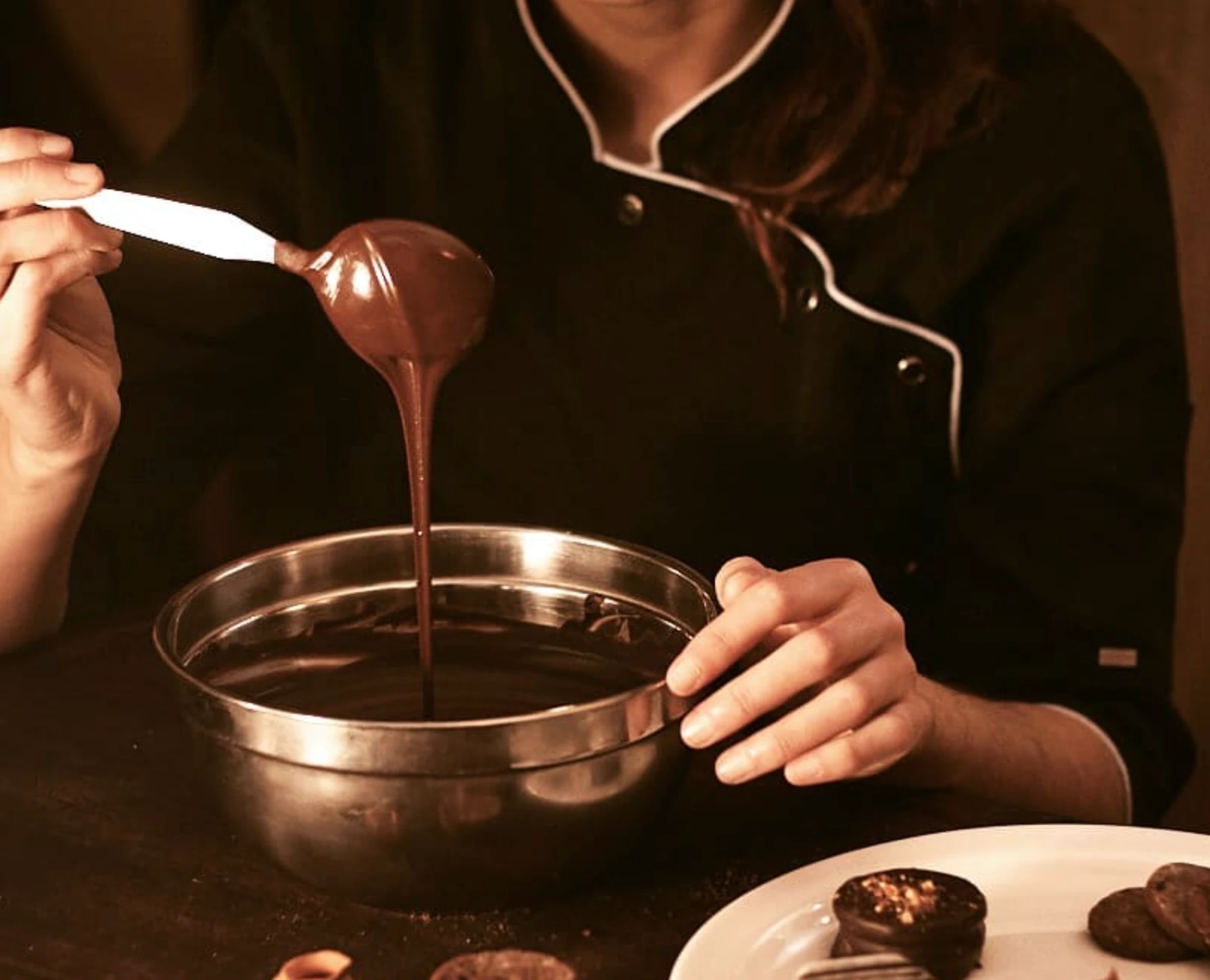 Bañando alfajores en chocolate