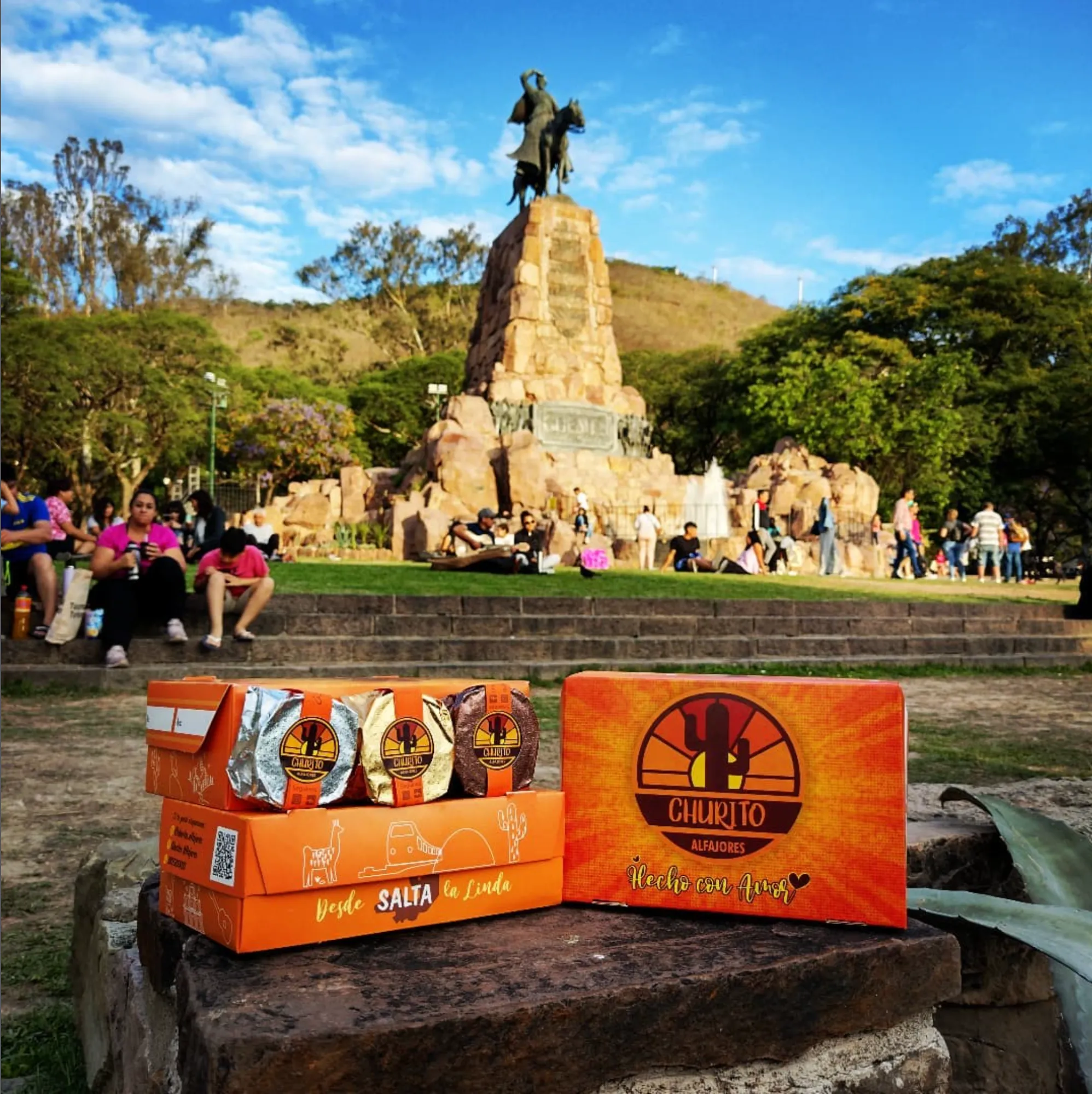 Cajas Churito frente al monumento a Güemes, Salta